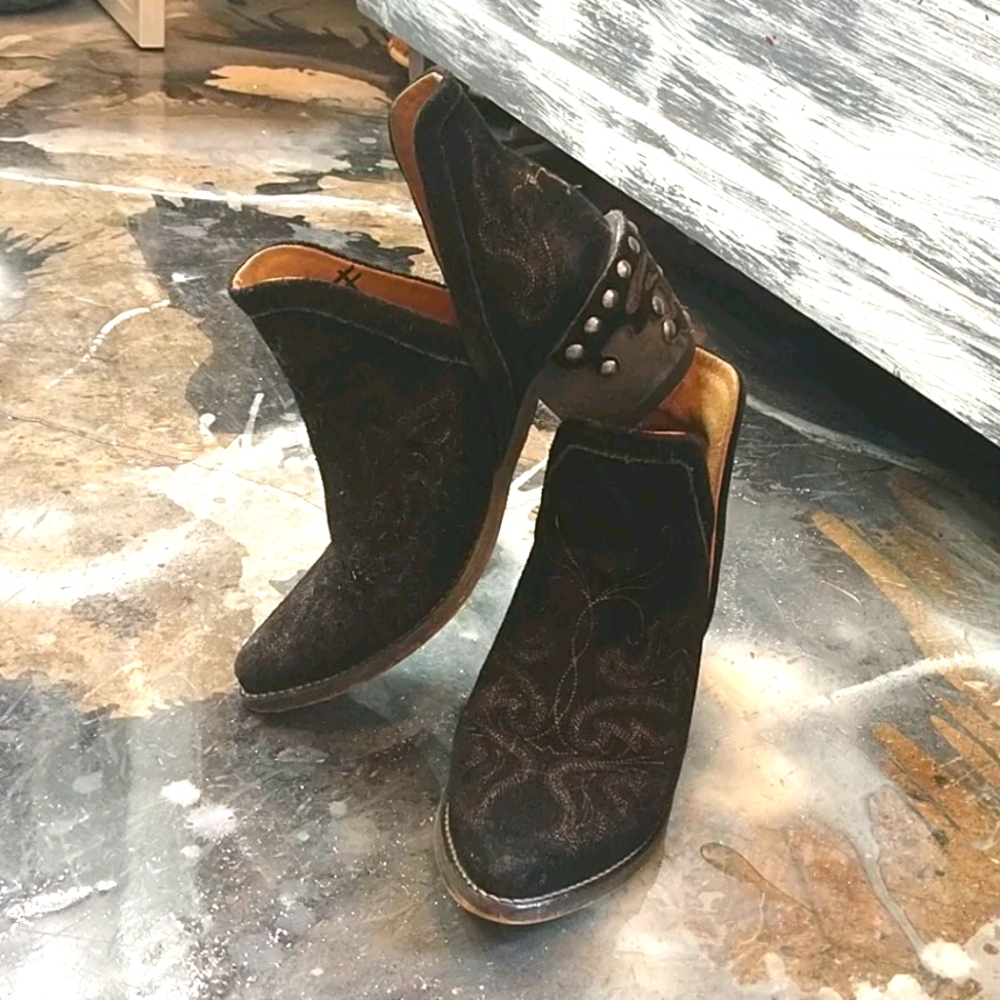 Size 6.5 Circle G boots with stud details